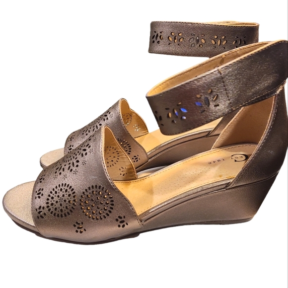 Brand New C Est 1946 Metalic Perforated Ankle Wrap Sandals size 9 - Picture 4 of 8